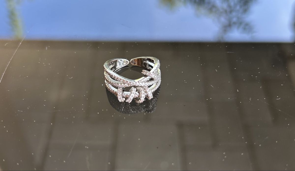 Anelli: Sparkling Silver Color Adjustable Ring - Add Glamour – Usato da Saland venduto da ele_vc96