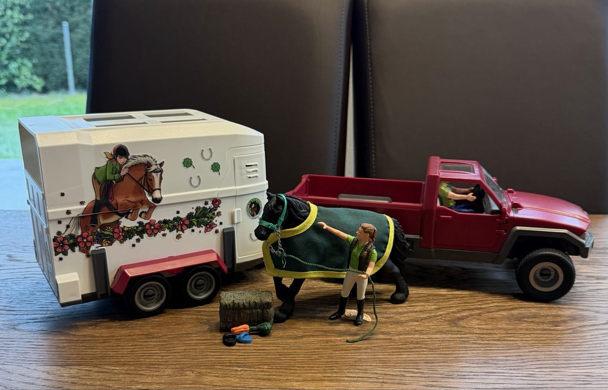 Schleich Giocattoli: Schleich Pick - Up mit Pferdeanhänger – Usato da Auw venduto da grisu81