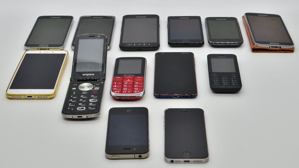 Diverse Smartphone, 6 x Samsung, 2 x Apple, 2 x Nokia, usw. (Gebraucht ...