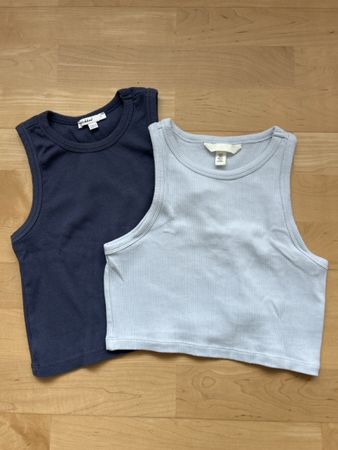 Zwei Sommertops in blau