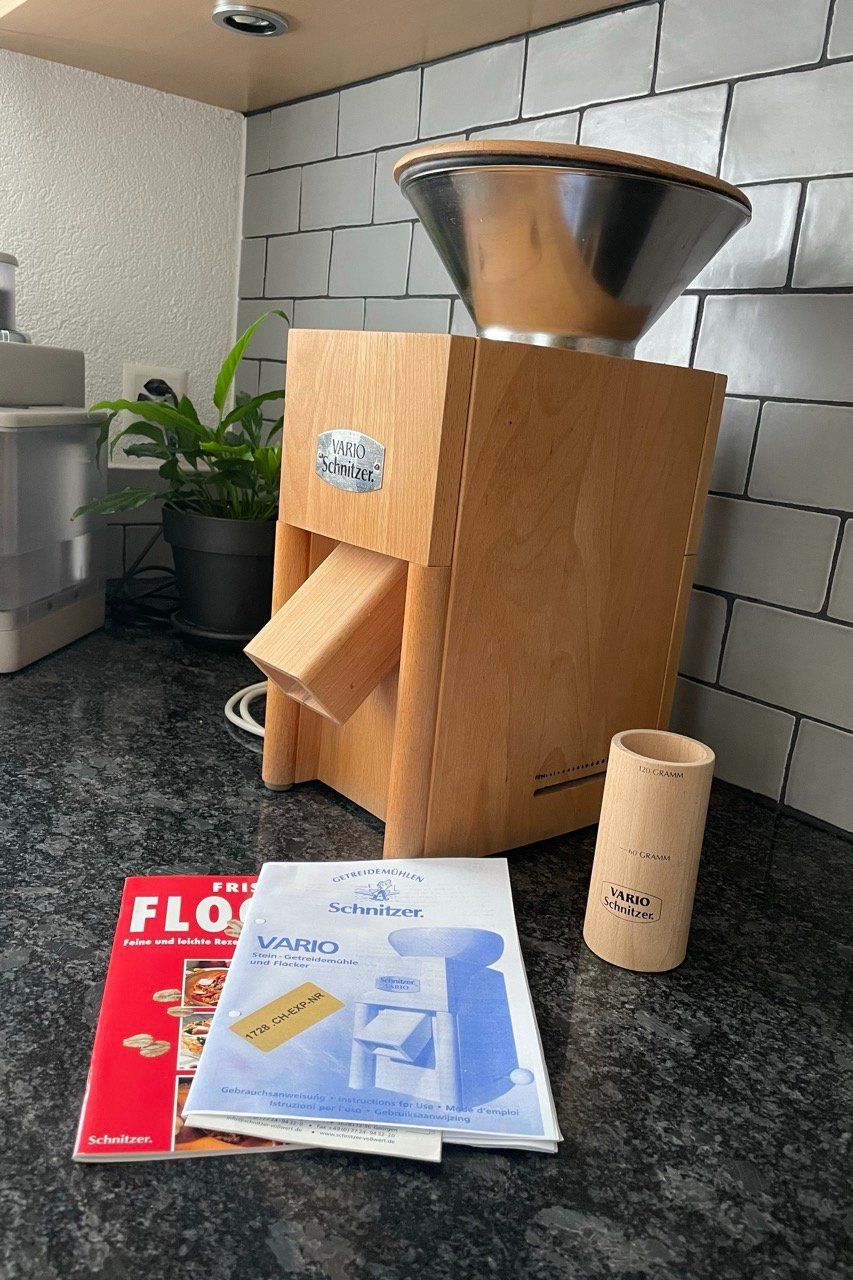 Küchengeräte: Getreidemühle und Flocker Schnitzer VARIO – Gebraucht aus Domat/Ems von LUEcardo 1