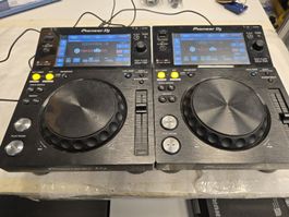 Pioneer XDJ-700 is a compact professional Player 2 Stuck