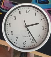Wanduhr Quartz Weiss rund guter Zustand