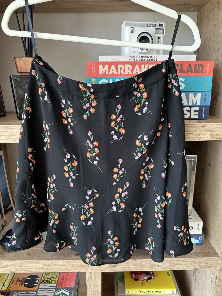 Gonne: Jupe noir fleurs 38 – Nuovo (secondo la descrizione) da La Croix (Lutry) venduto da secondhandZara