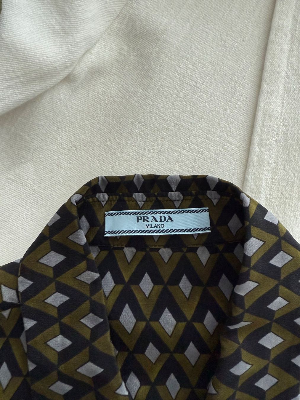 Prada Camicette: Gemusterte Seidenbluse von Prada Gr. S – Usato da Zürich venduto da Pau76 3