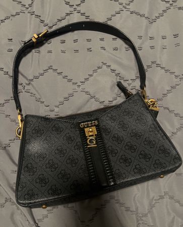 Handtasche Guess schwarz mit Logo Muster guter Zustand