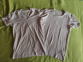 2 T-Shirts von Heattech, , Rundhals und V-Ausschnitt