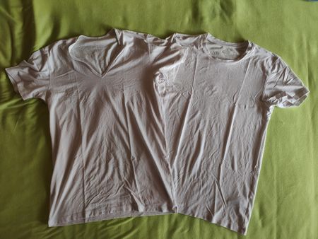 2 T-Shirts von Heattech, , Rundhals und V-Ausschnitt