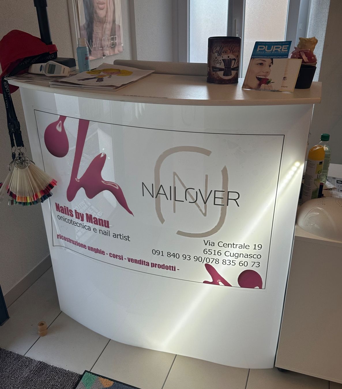 Allestimento di negozi e stand fieristici: Reception – Usato da Agarone venduto da HappyNails