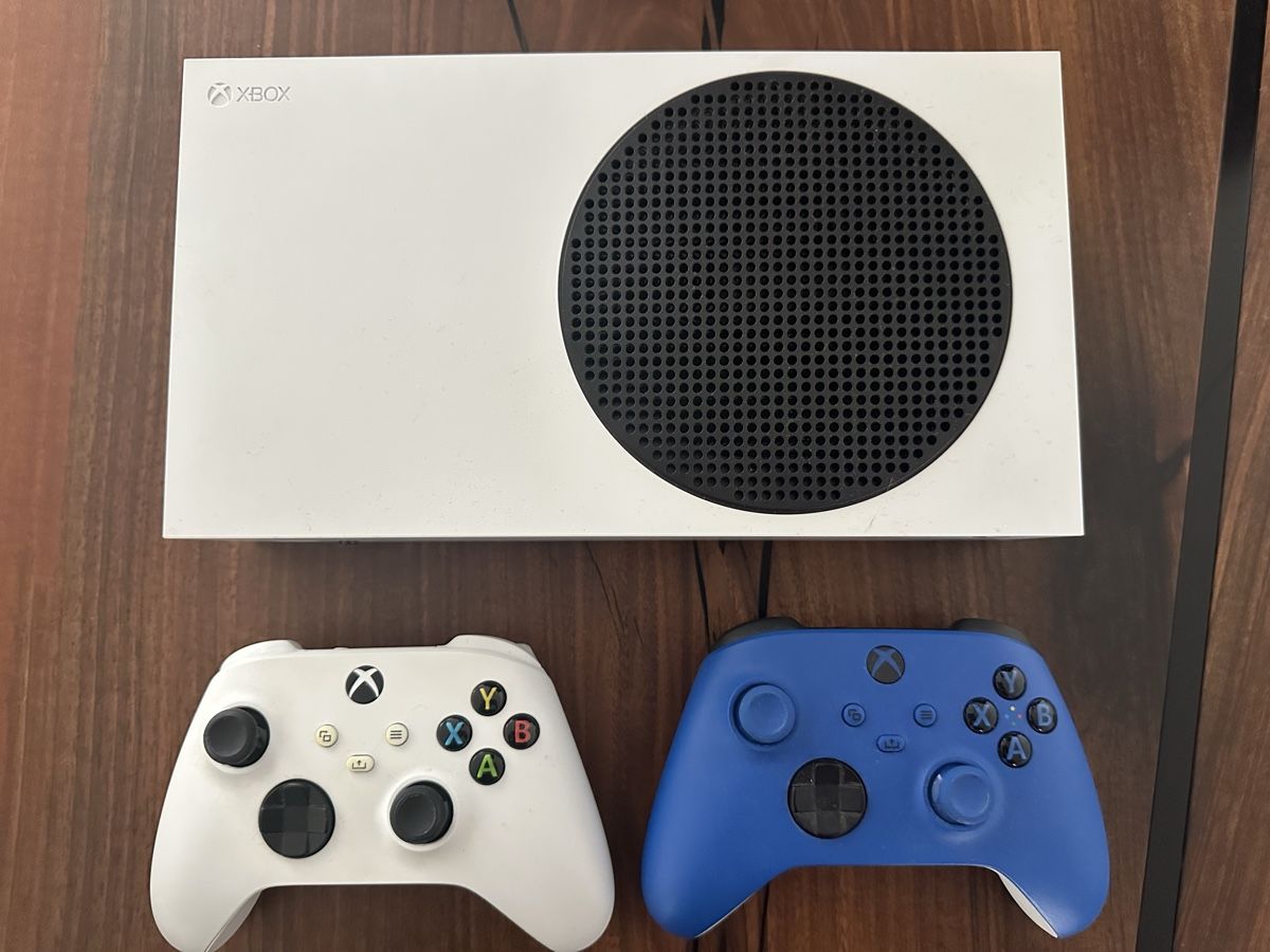 Microsoft Console: Xbox S + 2 Controllers + Phillips Monitor – Usato da Allenwinden venduto da Tommorow 1