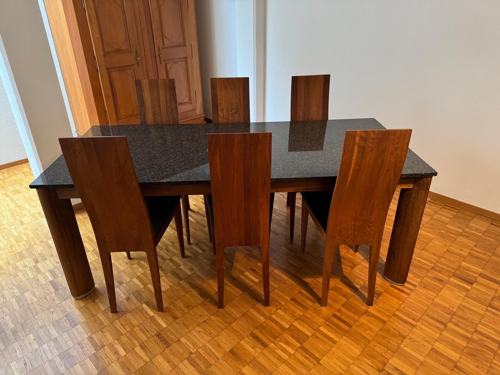 Set de table et chaises: Nussbaum Esstisch mit 6 Stühlen – D'occasion à Uerikon par Flimppi