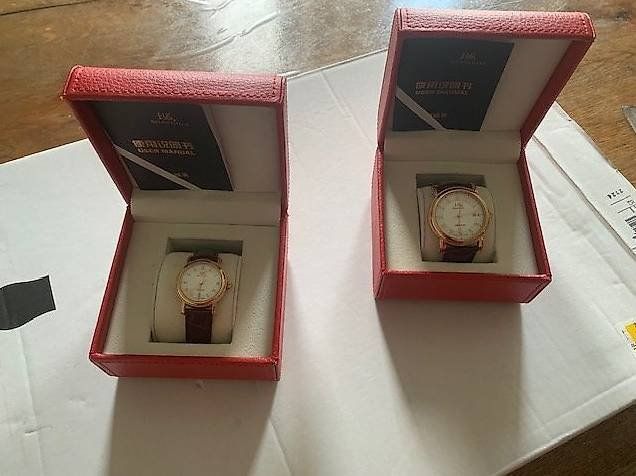 Orologi: 2 SHANGHAI Uhr Damen/Herren – Usato da Emmen venduto da newdeal1970 2