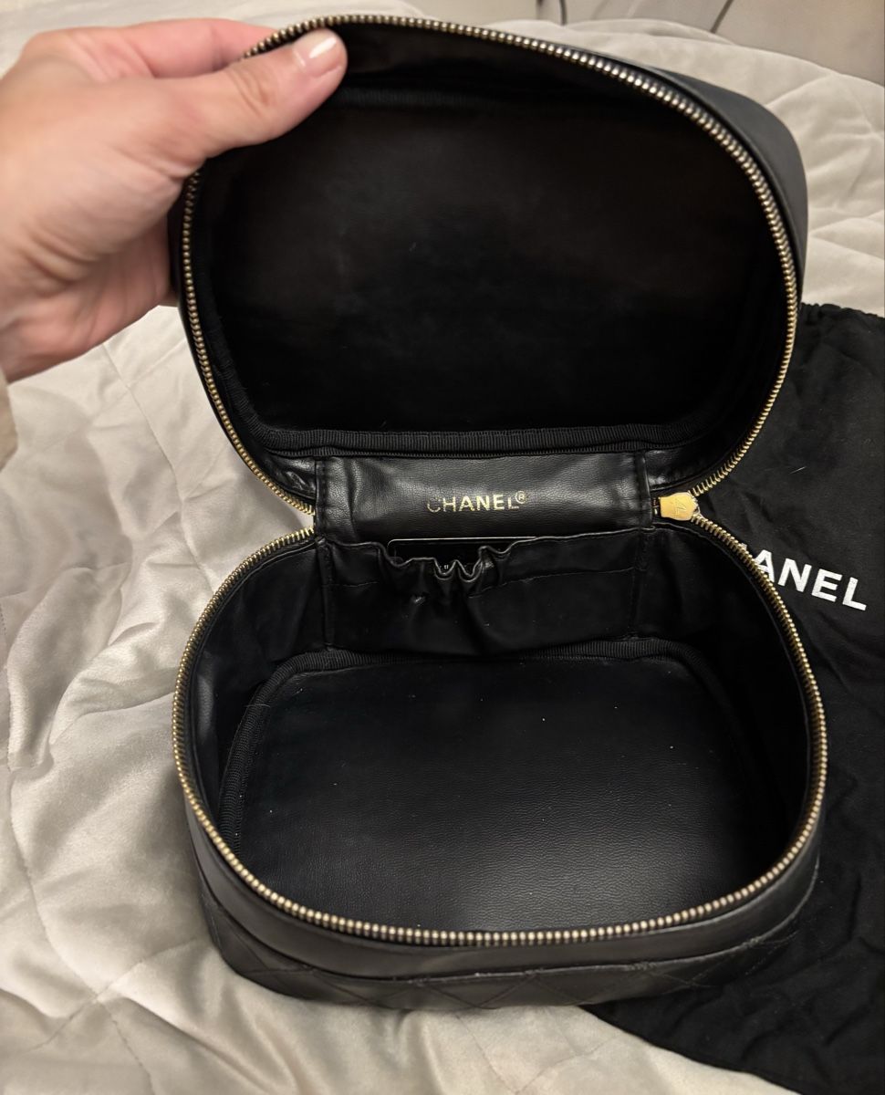 Chanel Custodie per cosmetici: Chanel Vanity Necessaire Leder, schwarz – Usato da St. Gallen venduto da heartbug 5