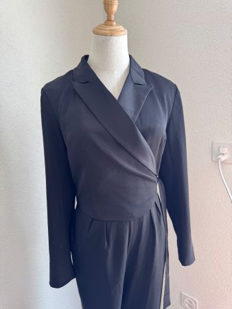 Schwarzer Jumpsuit mit Wickelfront/Combinaison portefeuille