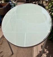Runder Glastisch mit 4 Klappstühlen – CHF 50