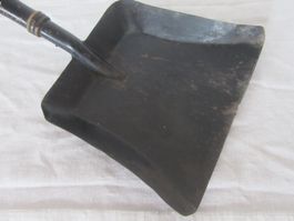 Antike Kehrschaufel aus Metall mit Holzgriff, Top!