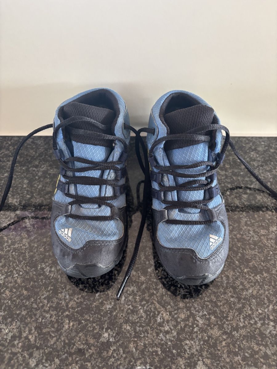 Adidas Chaussures garçon: Adidas Terrex Kinder Wanderschuhe Grösse 26 – D'occasion à Grosswangen par Sunnyday35 1