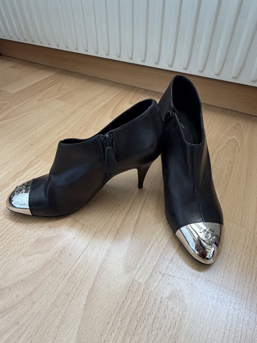 Chanel Scarpe da donna: Chanel Leather Boot Heels – Usato da St.Josefen venduto da lop_lh8d