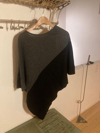 Schöner Poncho schwarz/grau, S/M