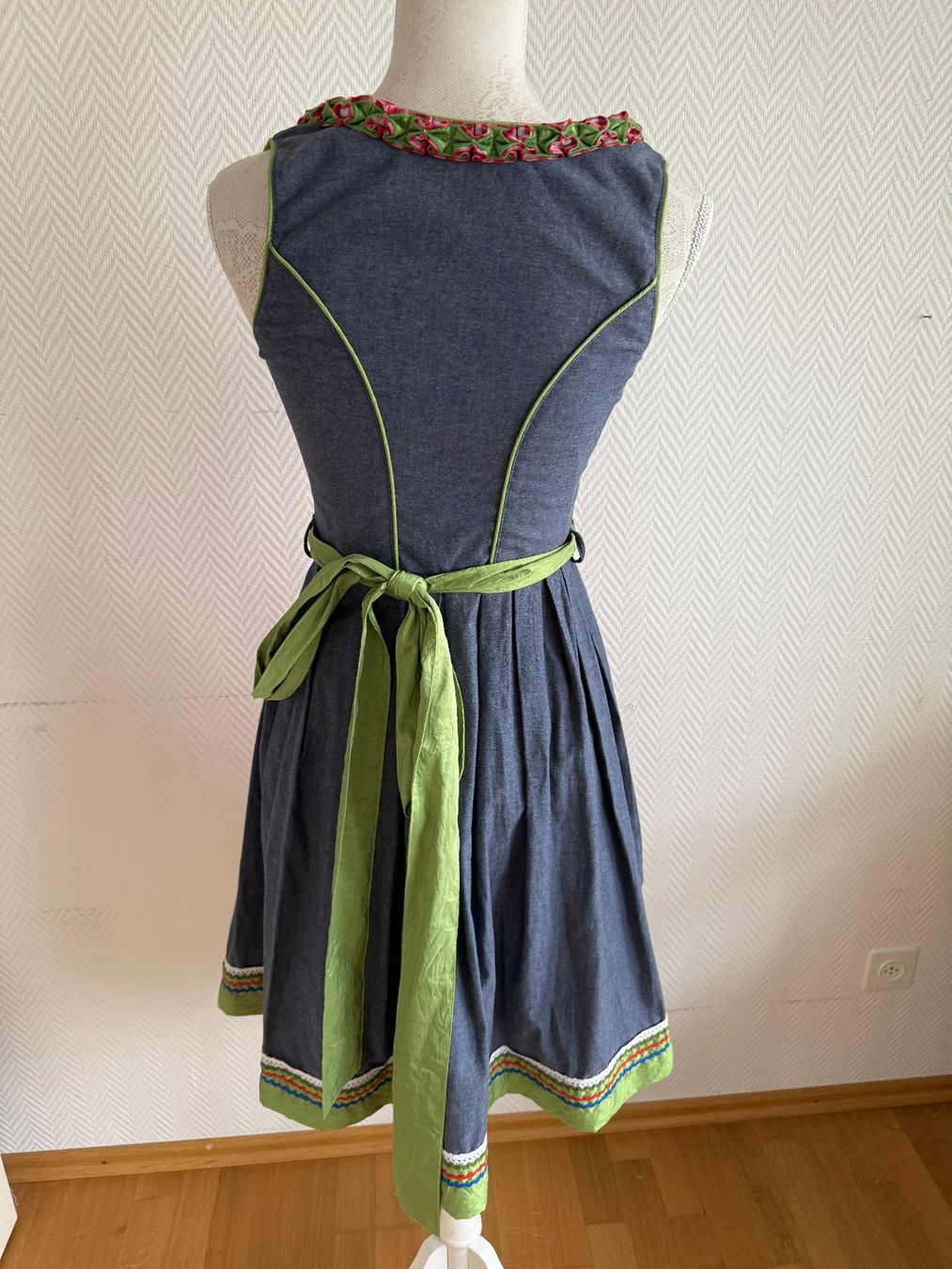 Costumi: Dirndl Gr. 36 von Bayer Madl – Usato da Kirchdorf AG venduto da coco123 6