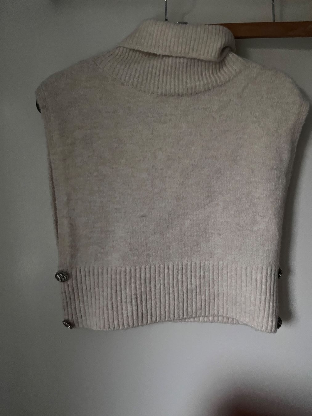 Vila Gilet & Giacche senza maniche: Wolliger Pullover-Weste mit Kragen, Gr. M, glitzer-Knöpfe – Nuovo (secondo la descrizione) da Baar venduto da DealDiHei