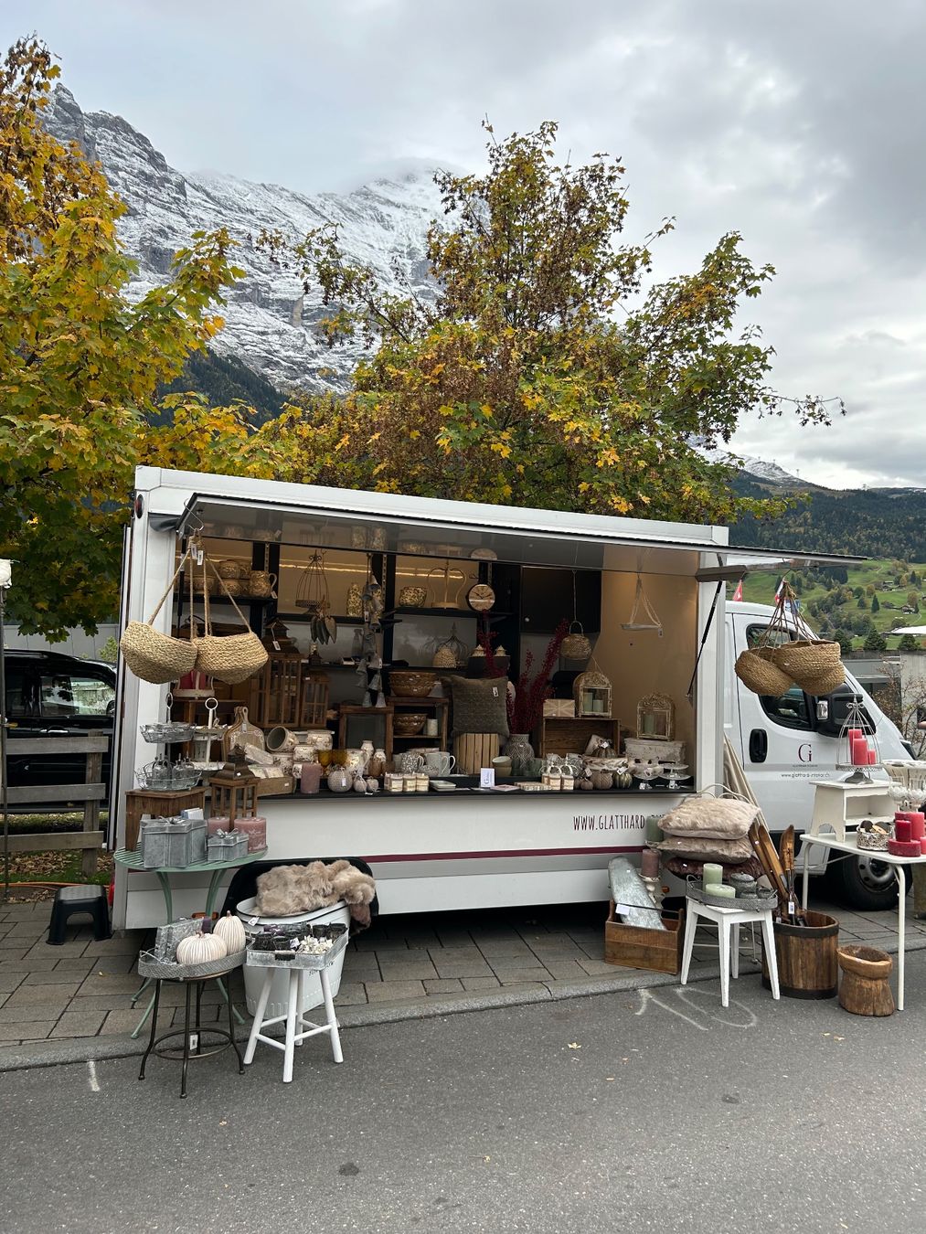 Sonstiges für Firmenanlässe & Parties: Gesamtes Marktgeschäft, 1 Marktauto, 2 Markthäuser, Ware – Gebraucht aus Innertkirchen von Glatthard-Interior 6