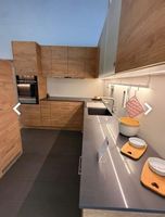 Küche mit Holzfronten und Steinarbeitsplatte L-Form