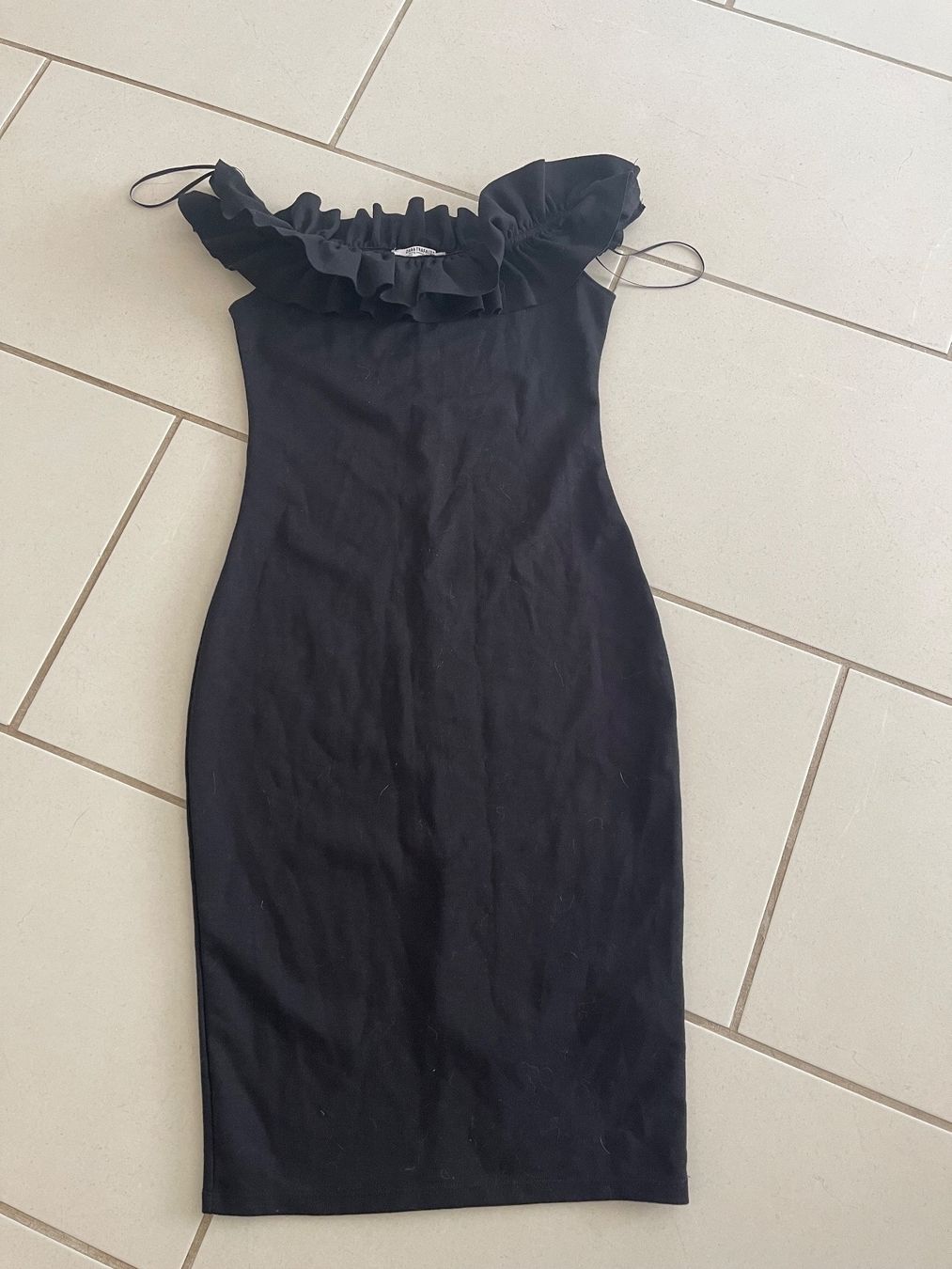 Zara Vestiti: Enges Zara Kleid Gr S Schwarz mit Volants – Usato da Bassersdorf venduto da Sandy456