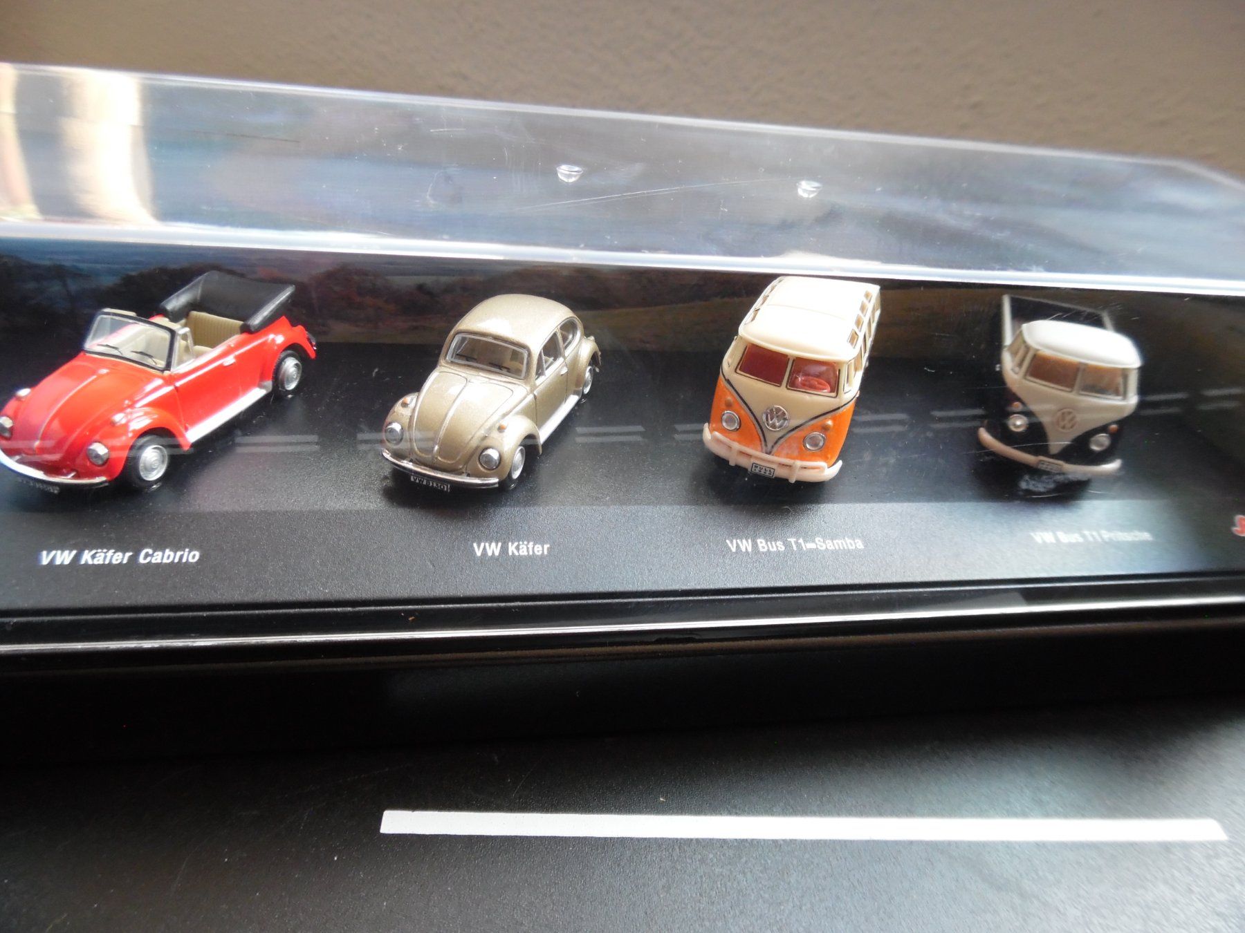 Schuco Voitures modèles: Schuco Oldimer 4er Set VW Bus+Käfer Modelle in Vitrine Box – D'occasion à Steinach par suzzi11 1