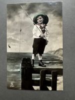Antike Postkarte, Junge mit Angel