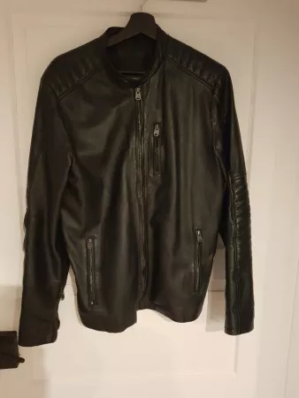 Schwarze Lederjacke