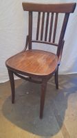 Chaise ancienne en bois, assise usée, style bistrot chic