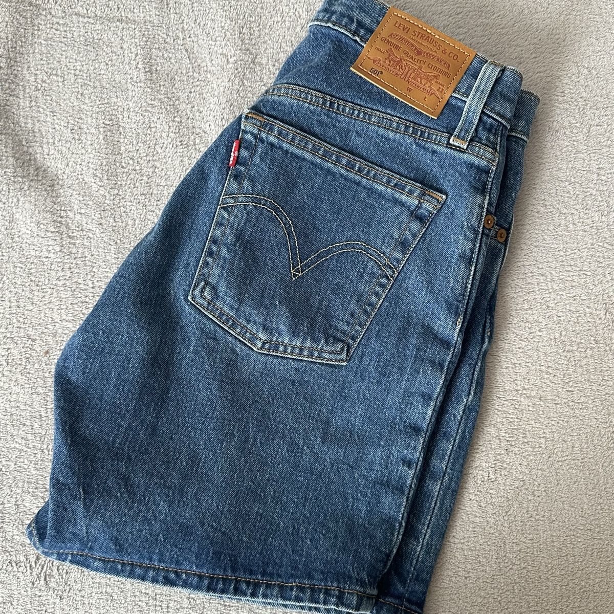 Levi's Pantaloni: Shorts Levi’s 501 W24 – Nuovo (secondo la descrizione) da Givisiez venduto da dor_xb9k