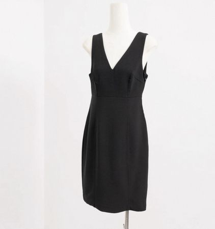 klassisches schwarzes Kleid