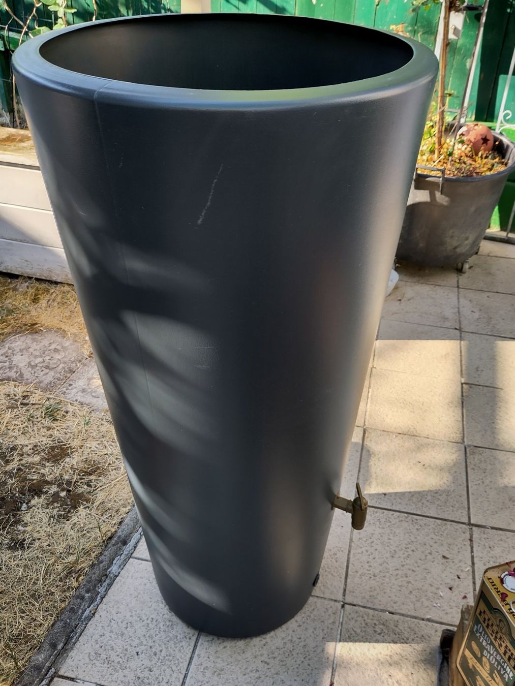 Bewässern & Giessen: Wasserfass mit Pflanzaufsatz – Gebraucht aus Bubendorf von streitsi 2