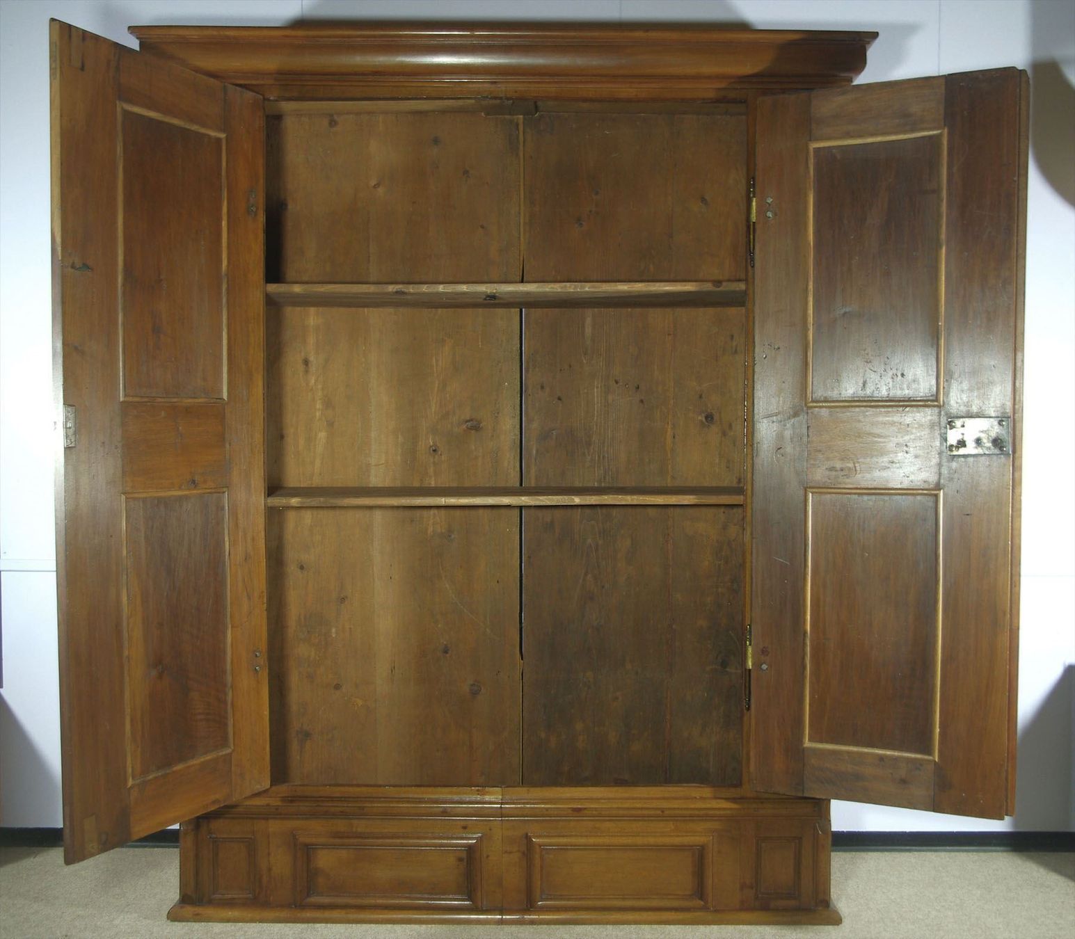 Armadi: prächtiger antiker Flachbarock-Schrank – Usato da Meggen venduto da Trouvaillen 2