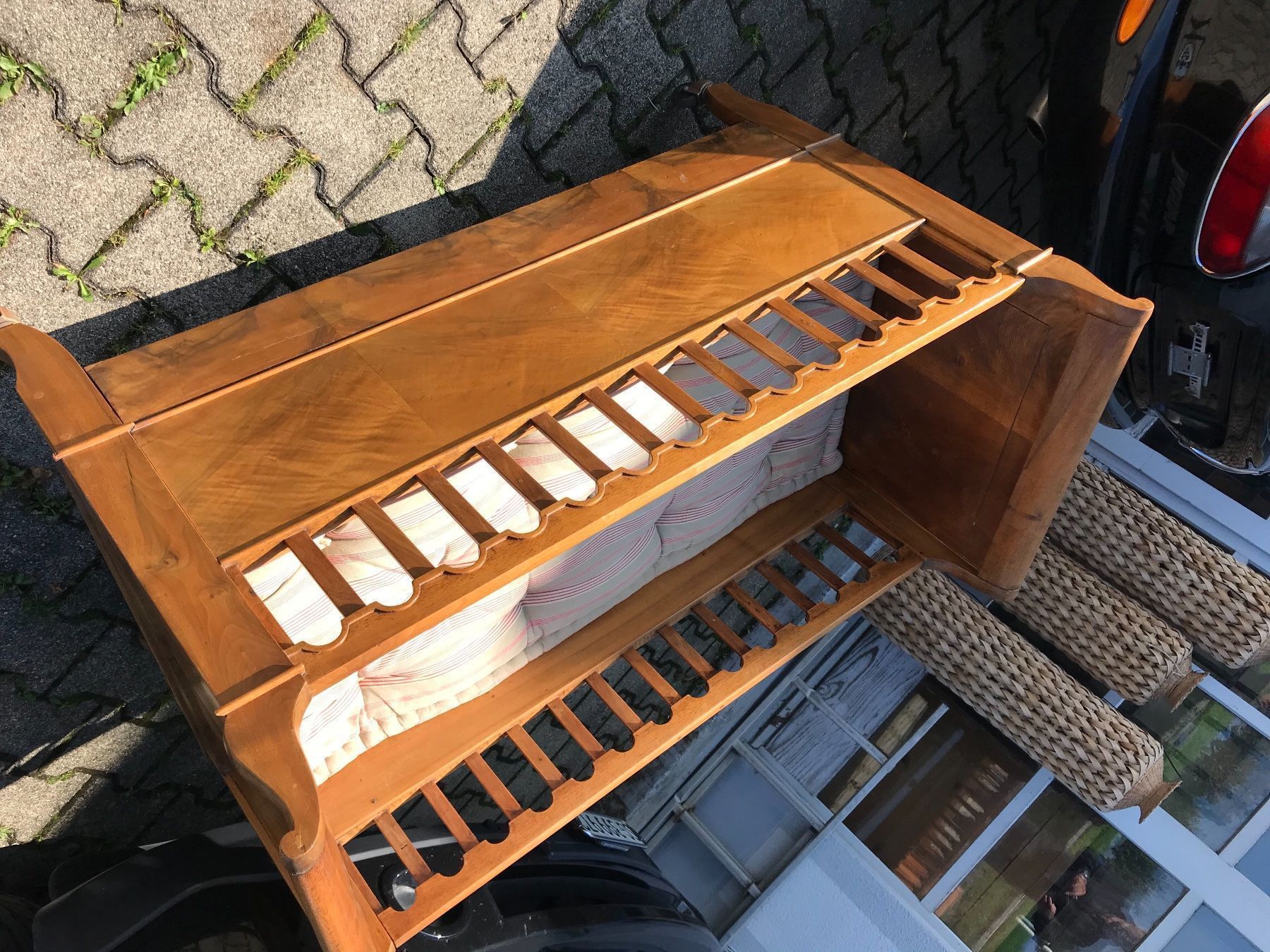 Betten: Antikes Kinderbett Nussbaum Biedermeier – Gebraucht aus Frasnacht von Kulturpalast 2