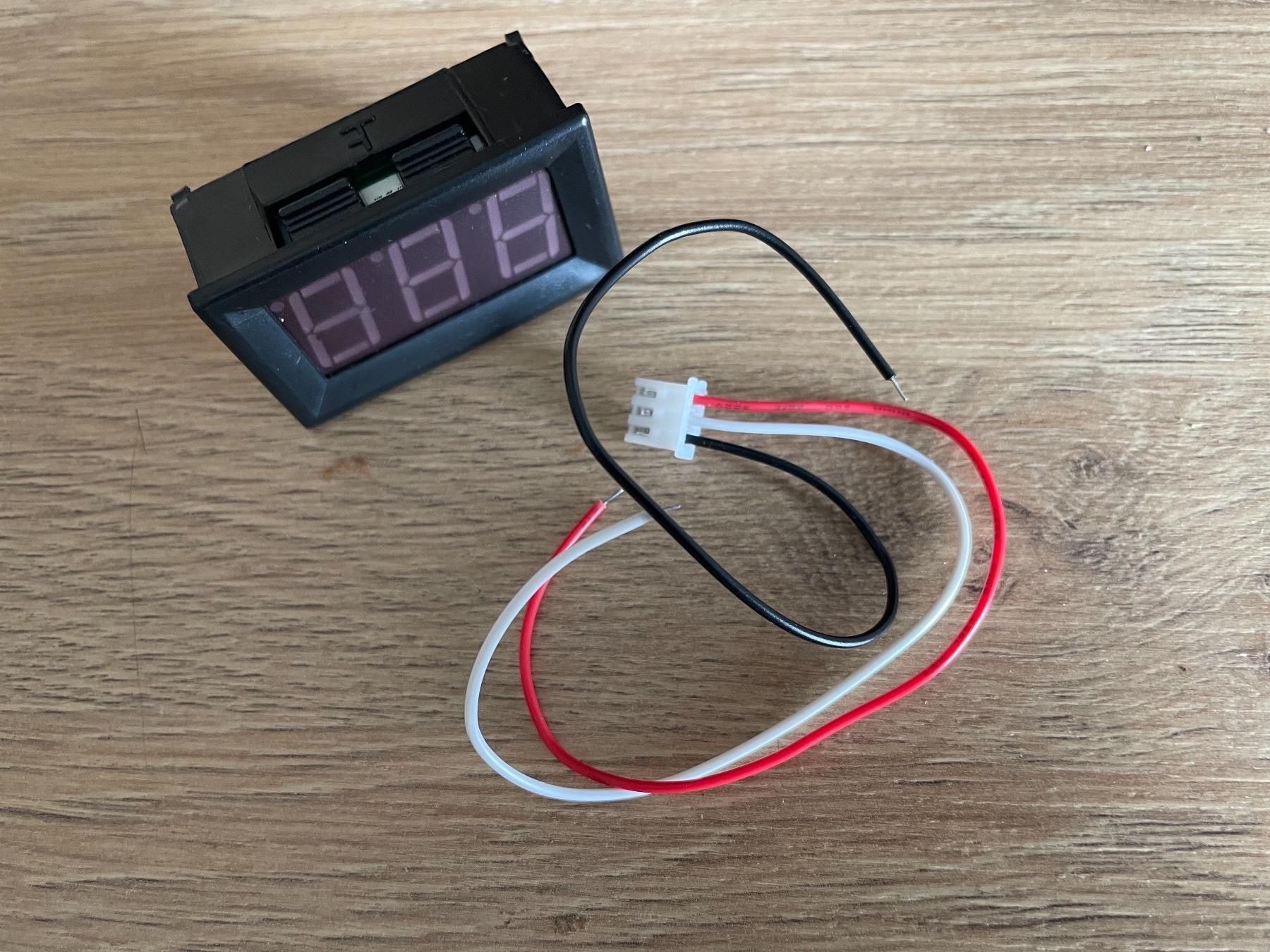 Tutti pezzi di ricambio auto: Voltmètre  0-100V LED Rouge – Nuovo e nell'imballaggio originale da Denges venduto da Ricautomotive 2