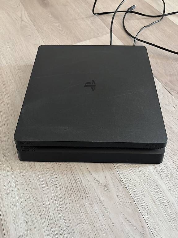 Console: PS4 mit Controller  – Usato da Sirnach venduto da lam_9dpr 1