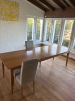 Grosser Holztisch mit 2 Stühlen