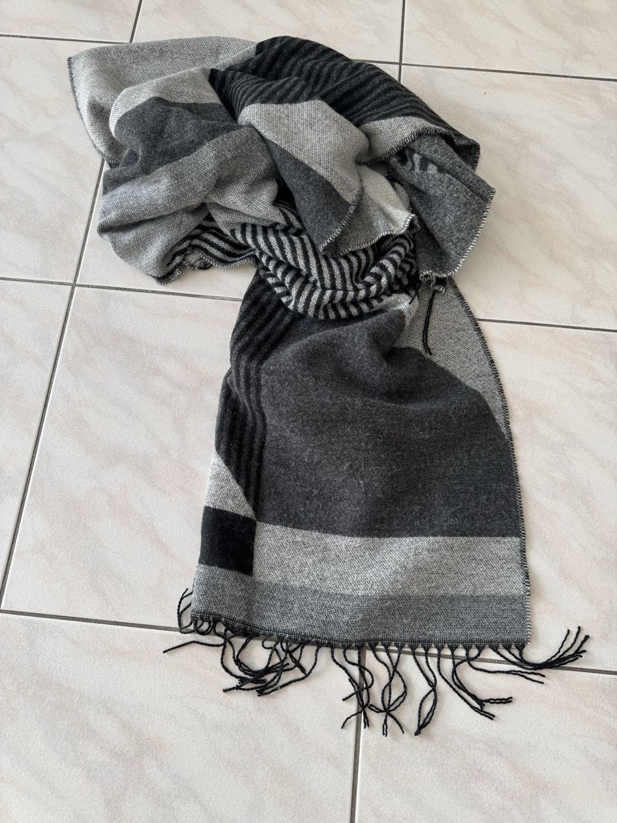 Pieces Foulard & Sciarpe: Neuwertiger Schal / Pieces / anthrazit, schwarz, hellgrau – Nuovo (secondo la descrizione) da Morschach venduto da jeanhenrifabre
