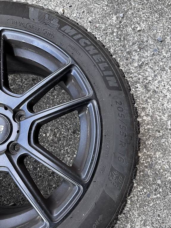 Volkswagen Pneus & Roues: Roues hiver VW – D'occasion à Roche VD par emi_6dhw 1