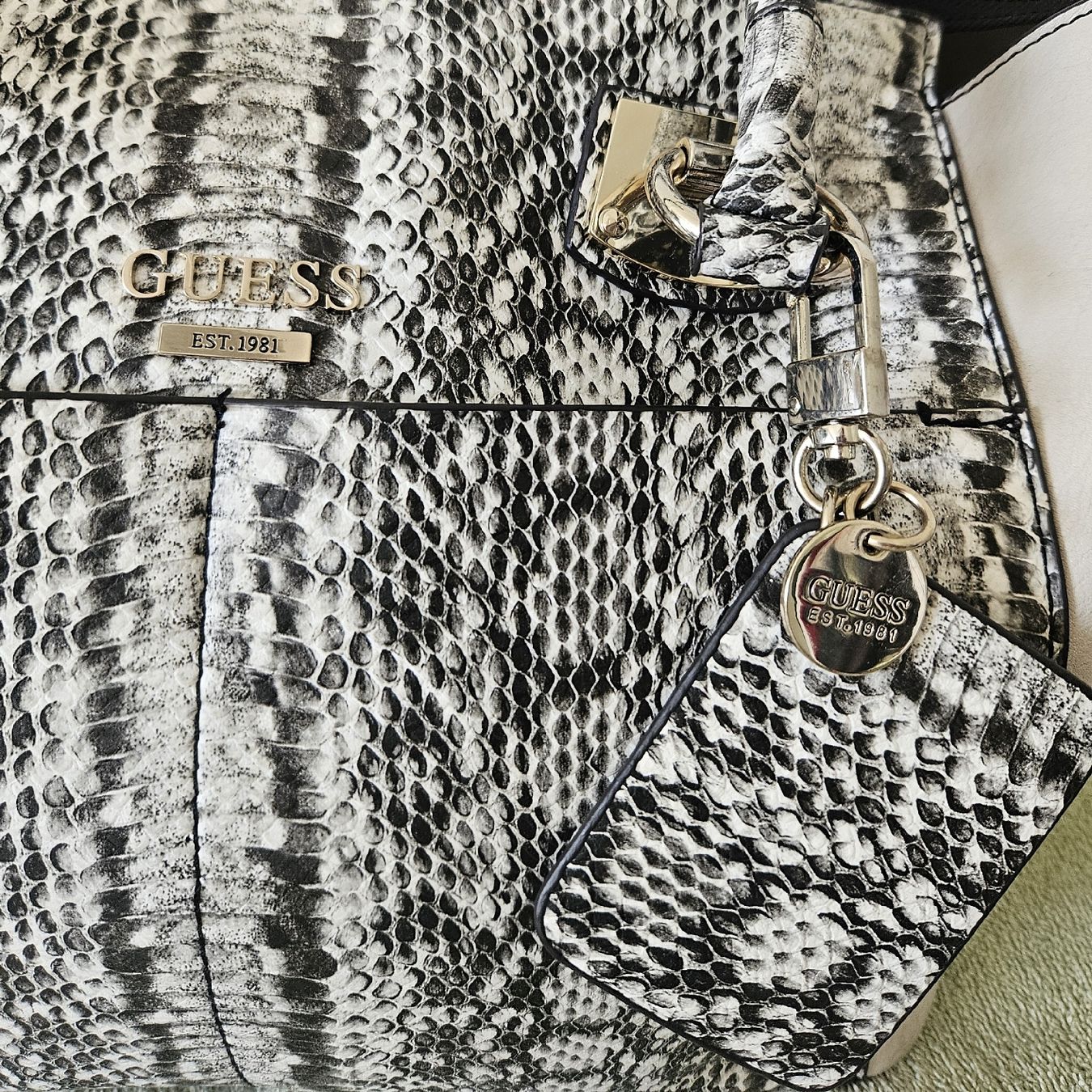 Guess Borse da donna: neue grosse GUESS-Tasche – Nuovo (secondo la descrizione) da Unterkulm venduto da Beljasch 2