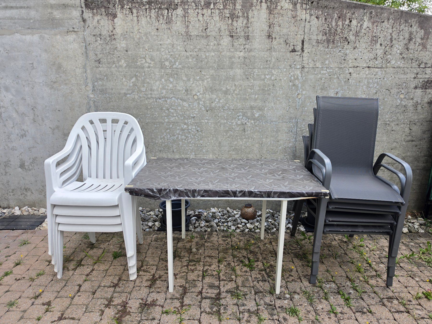 Set di tavolo e panche: Gartenmöbel Set mit Tisch und 8 Stühlen – Usato da Herzogenbuchsee venduto da Aarwangen