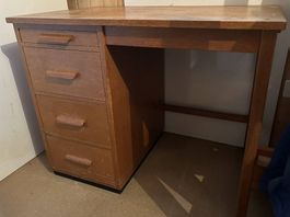 Altes Pult mit Charme und Geschichte