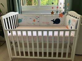 Lit bébé en bois véritable avec matelas, tour de lit