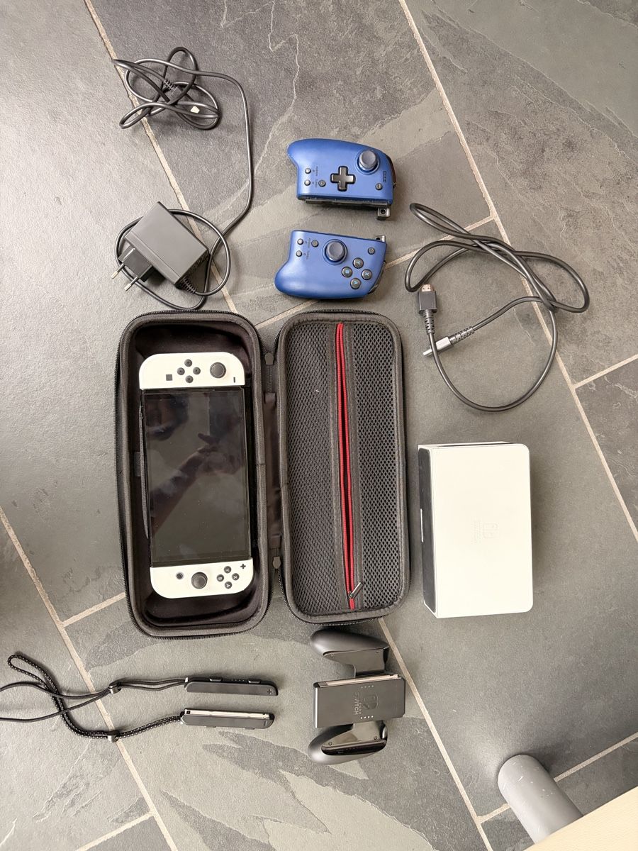 Nintendo Console: Nintendo Switch Oled + Case+Zubehör – Nuovo (secondo la descrizione) da Widen venduto da Dave18.