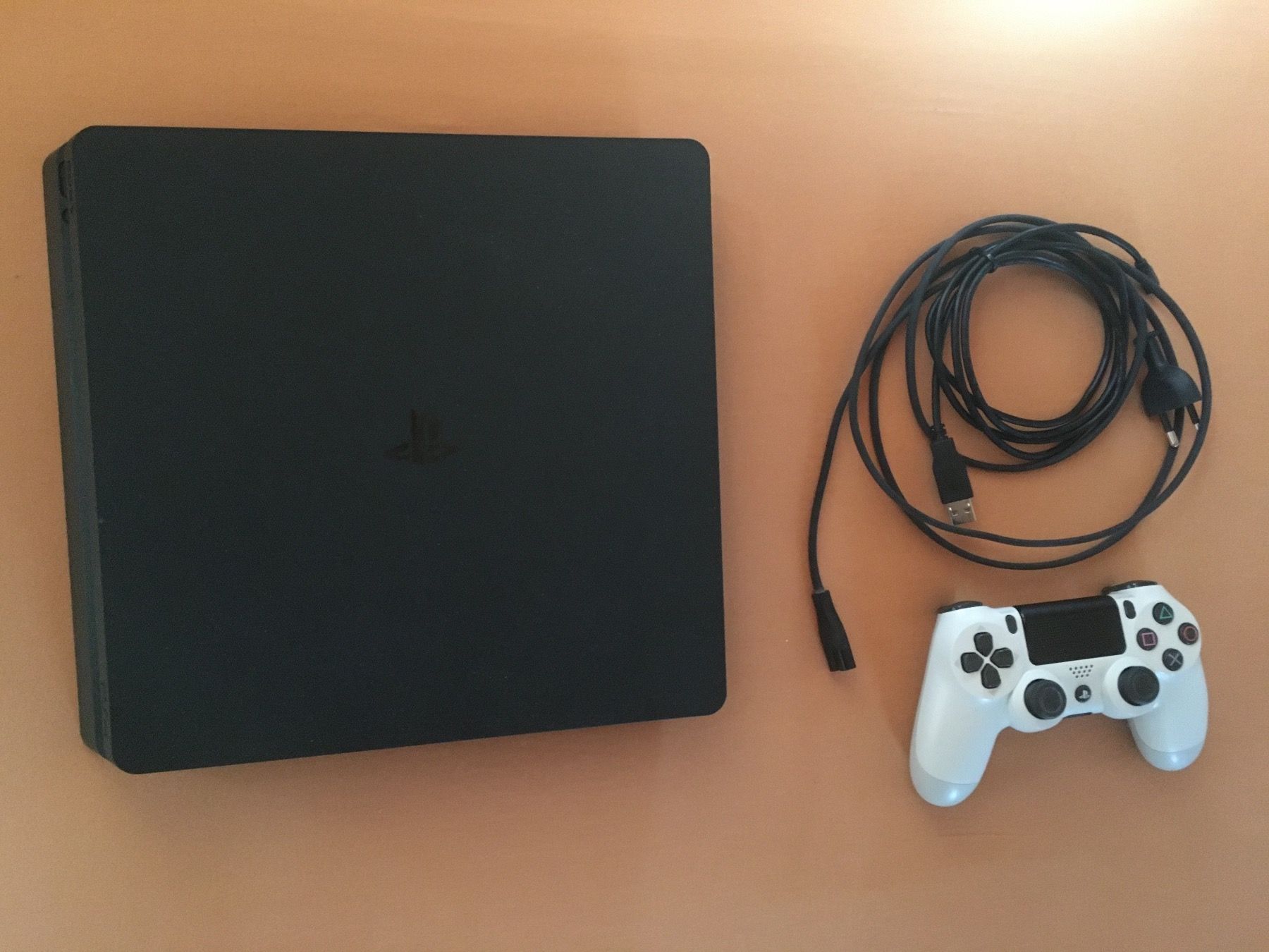 Sony Console: PlayStation 4 PS4 mit Controller – Usato da Turbenthal venduto da doeme2000 1