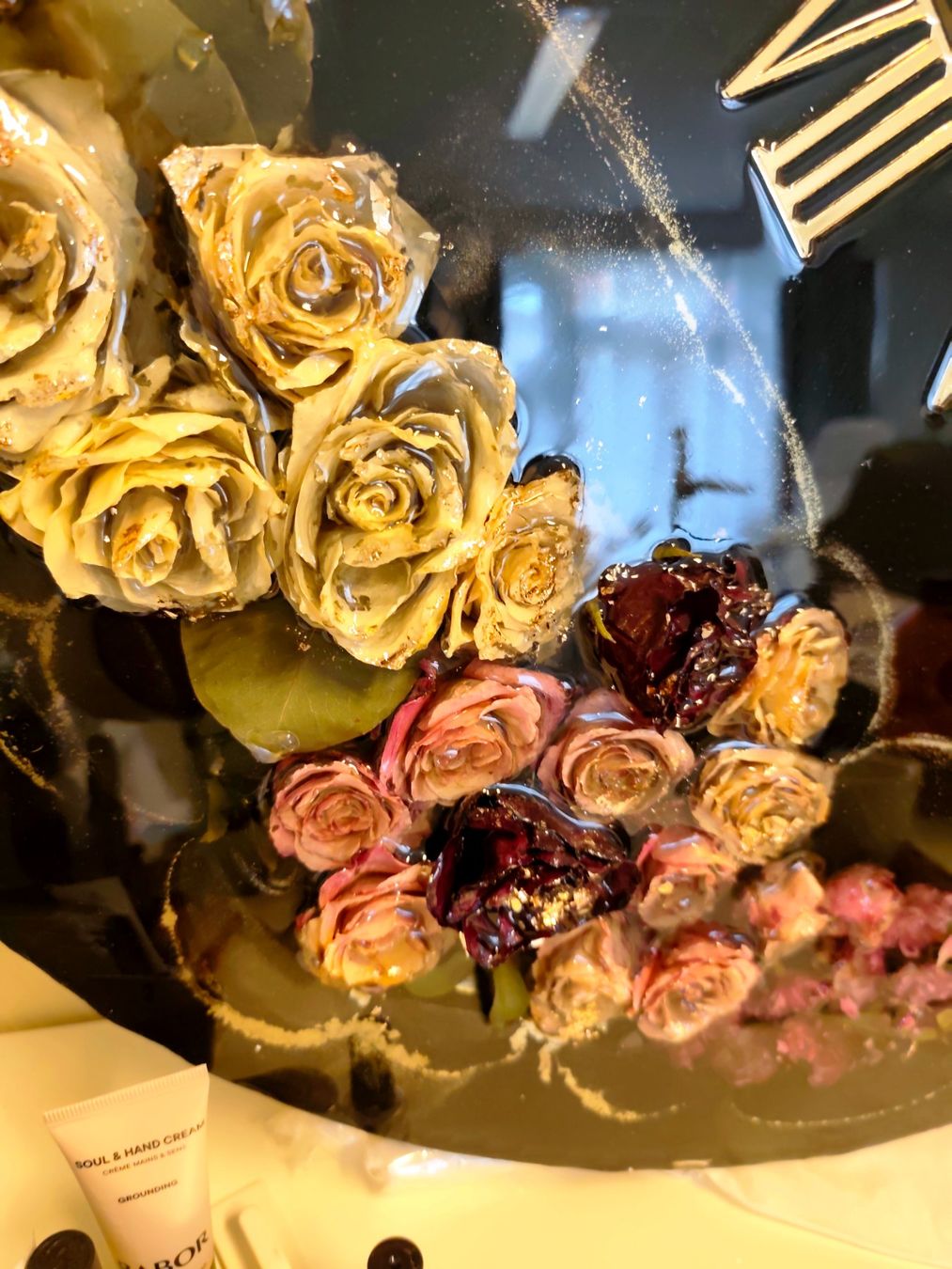 Tutte le decorazioni: Handgemachte Epoxy Wanduhr mit Rosen - Durchmesser 60cm – Usato da kloten venduto da Docsgirl 5