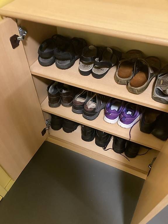 Cassettiere: Kommode oder Schuhschrank mit Türen und Schubladen – Usato da St.Gallen venduto da Momo83 1